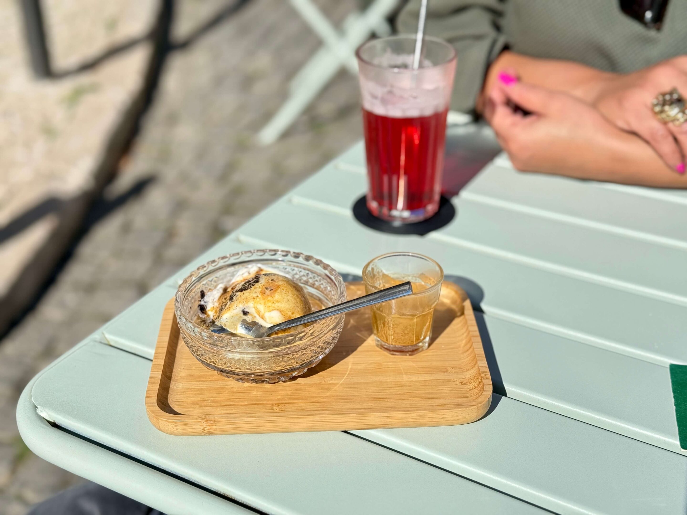 The sunny terrace at Parioca, with the 25 de Abril bridge down the street
